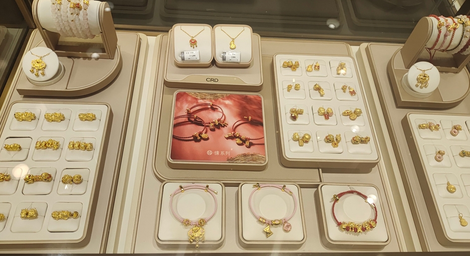 國(guó)內(nèi)足金飾品報(bào)價(jià)首次突破每克900元 