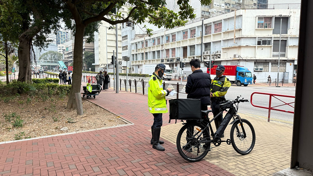 警方荃灣打擊交通違例 拘兩人發(fā)近800張告票