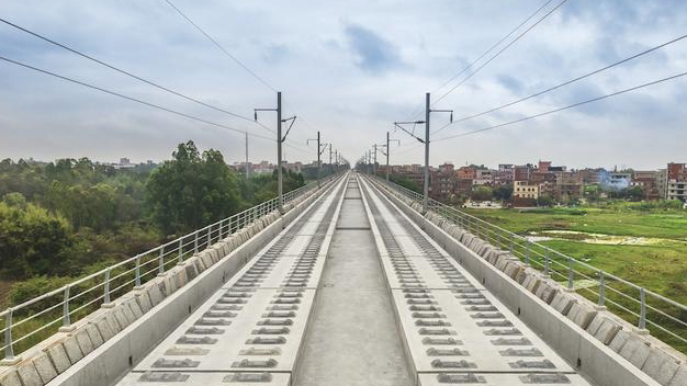 廣湛高鐵茂名段無砟軌道完工