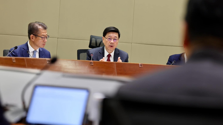 李家超與高官分享全國兩會(huì)精神 強(qiáng)調(diào)今年是香港全力拼經(jīng)濟(jì)、謀發(fā)展關(guān)鍵時(shí)期