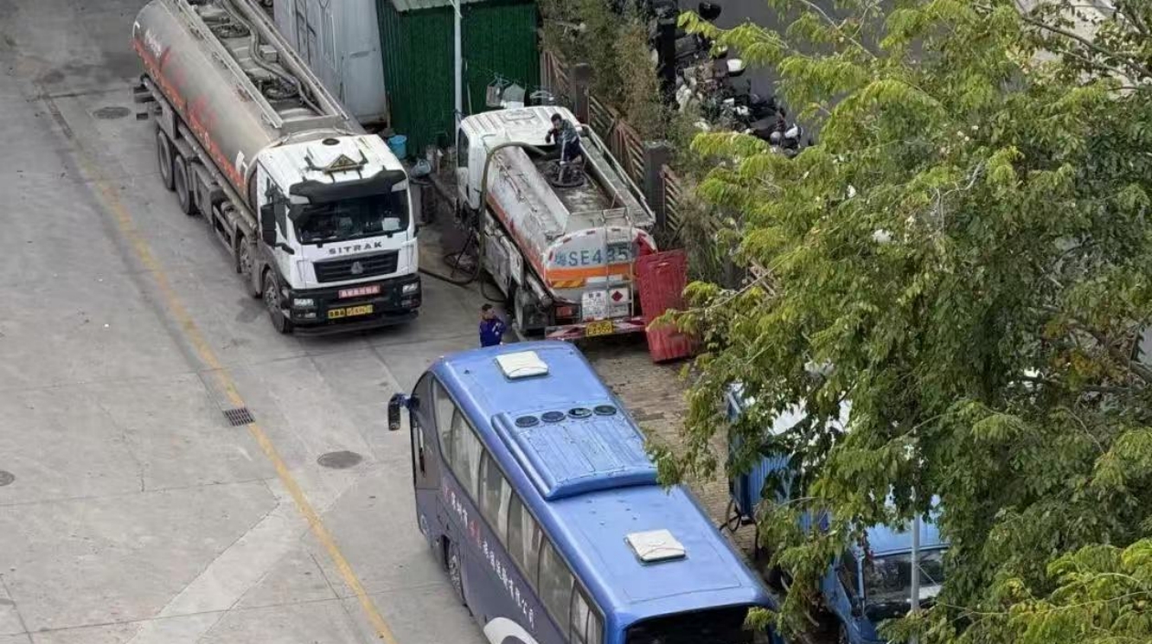 深圳龍崗：跨境貨車竟變身「黑油站」？ 平湖網(wǎng)格員「火眼金睛」識破「油耗子」