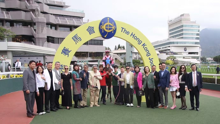 有片｜後上力克「架勢(shì)奇爸」 「金主」捧香港評(píng)馬同業(yè)協(xié)進(jìn)會(huì)挑戰(zhàn)盃