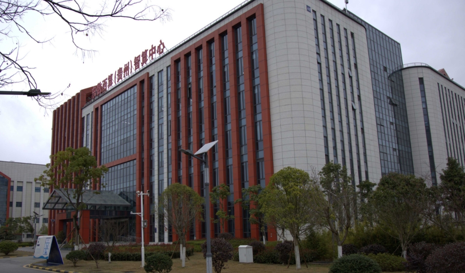 深圳龍崗再添萬(wàn)P智算池 算力基建「狂飆」AI新質(zhì)生產(chǎn)力 