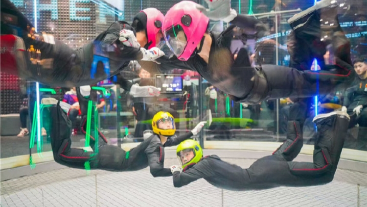 全國室內(nèi)跳傘冠軍賽舉行 「賽事經(jīng)濟」引燃龍華商圈活力