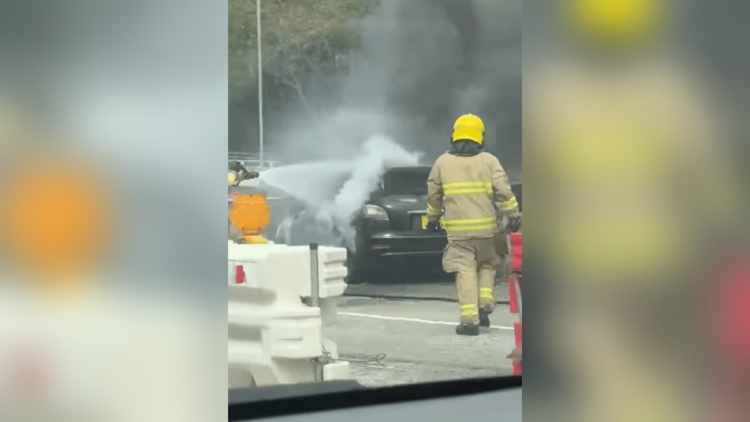 葵涌道私家車(chē)自燃 幸無(wú)人傷