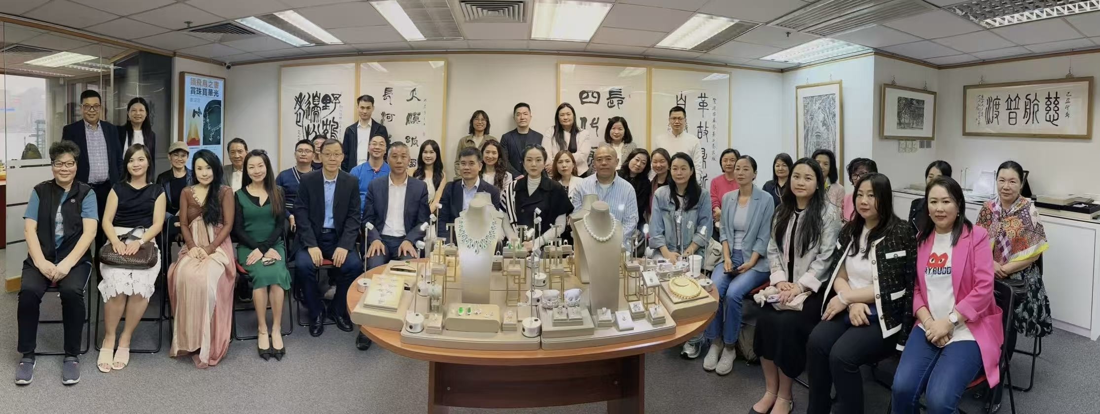 讀好書(shū) 賞珠寶 領(lǐng)略藝術(shù)魅力