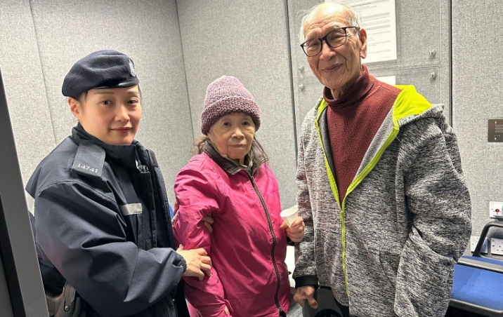 九龍灣腦退化癥八旬婦迷路 東九龍衝鋒隊(duì)護(hù)送其與夫團(tuán)聚