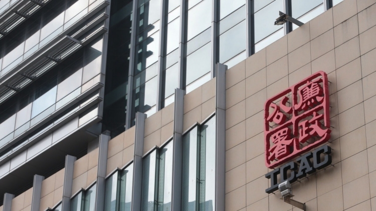 機(jī)場(chǎng)三跑工頭向工人收開(kāi)工賄款70萬(wàn) 判監(jiān)2年