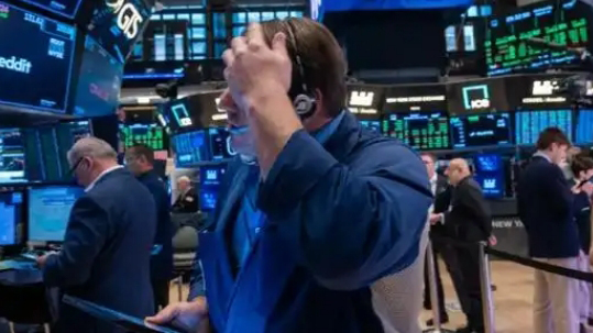 美股三大指數(shù)集體下跌 黃金期貨再創(chuàng)歷史新高