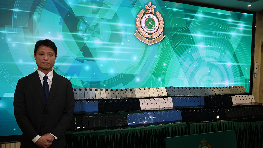 海關(guān)偵破出口冒牌iphone手機 檢640萬元手機拘兩人