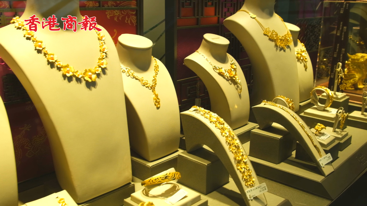 有片丨國際金價突破3040美元 中國內(nèi)地金飾價格飆升至916元每克