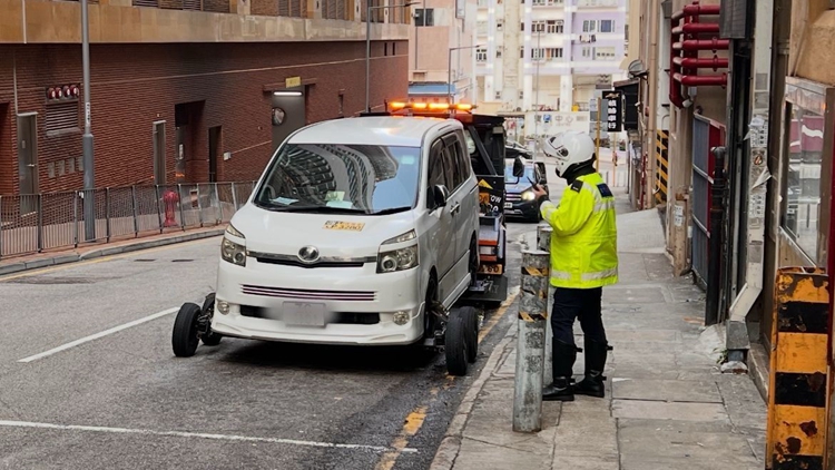 警方葵涌打擊不專注駕駛 發(fā)逾600張告票 拖走5車