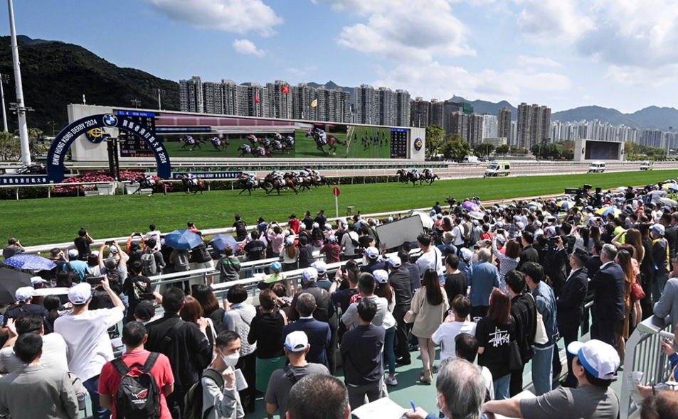 香港打吡大賽明日沙田馬場(chǎng)上演  入場(chǎng)有禮獲贈(zèng)打吡Cap帽
