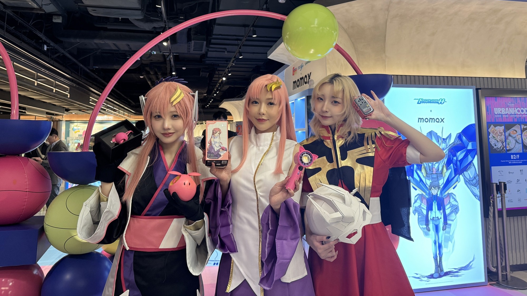 【購物】機(jī)甲造型電子產(chǎn)品限定店 打卡高達(dá)裝置