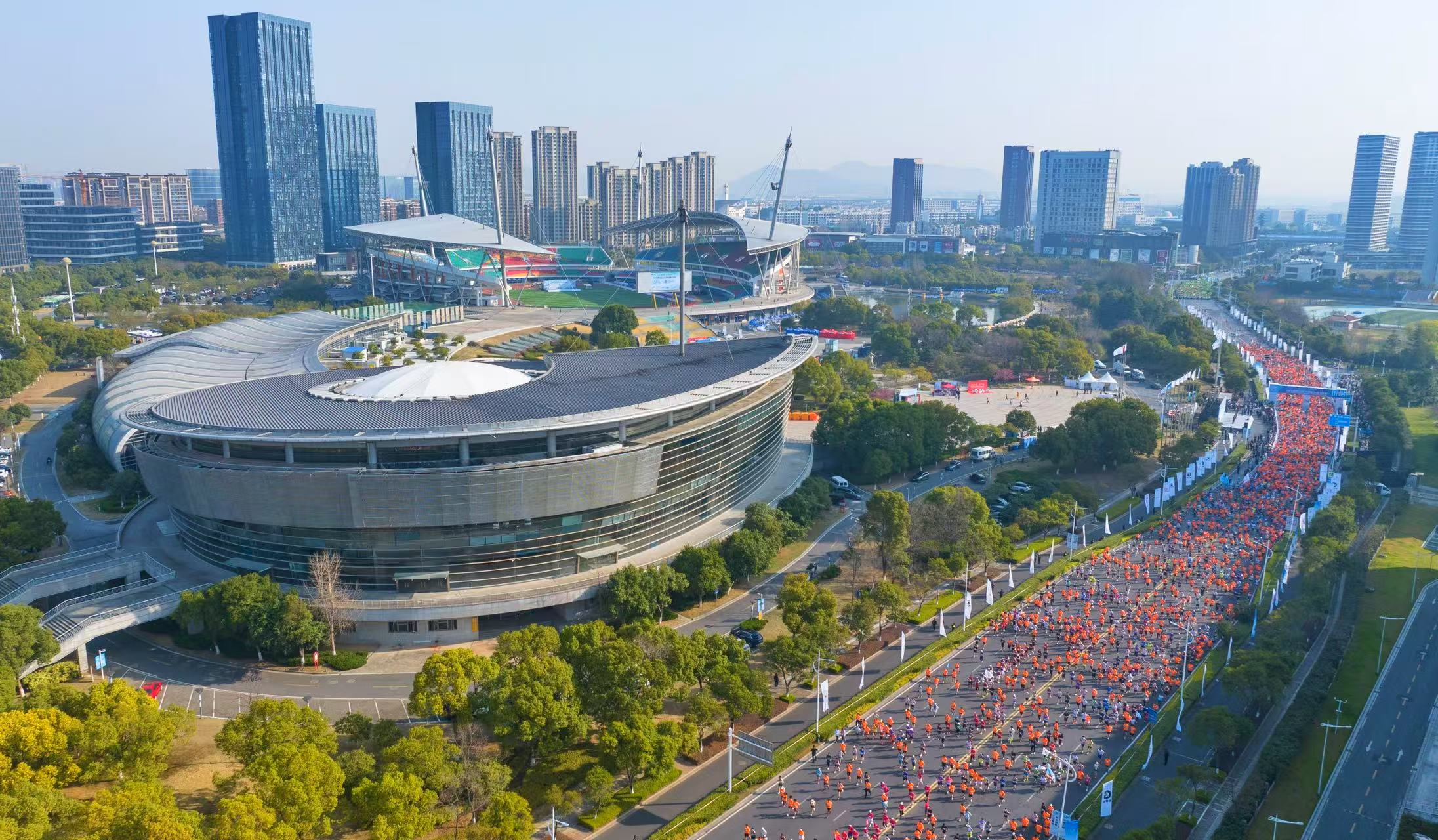 奔跑點燃春日激情 「人文經(jīng)濟學(xué)」賦能城市發(fā)展 2025南京江寧大學(xué)城半程馬拉松精彩上演