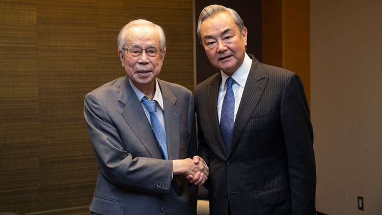 外交部長(zhǎng)王毅會(huì)見(jiàn)日本前首相福田康夫