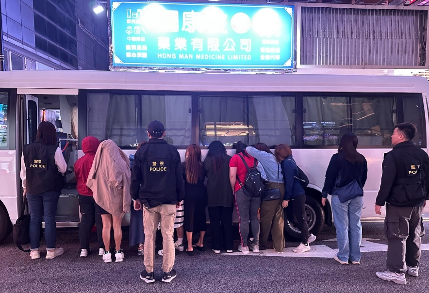 警中環(huán)搗破無牌酒吧 拘捕32名男女