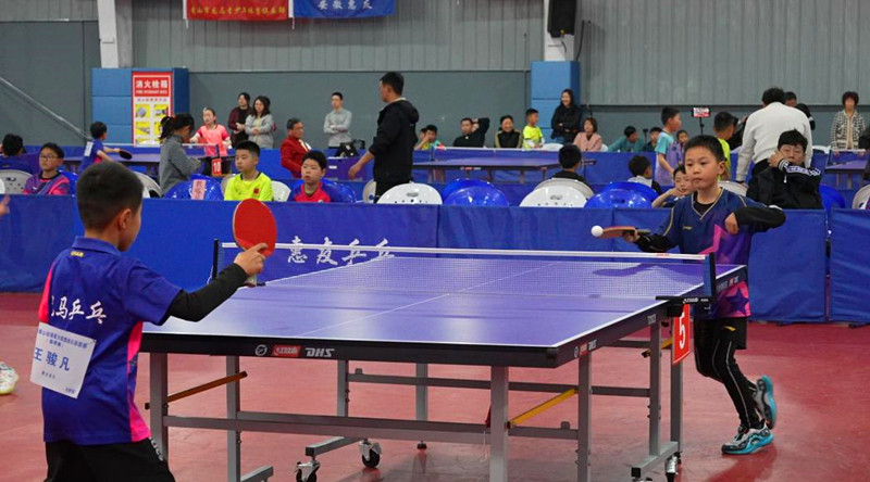 「一人參賽全家出遊」 國球少年揮拍黃山區(qū)