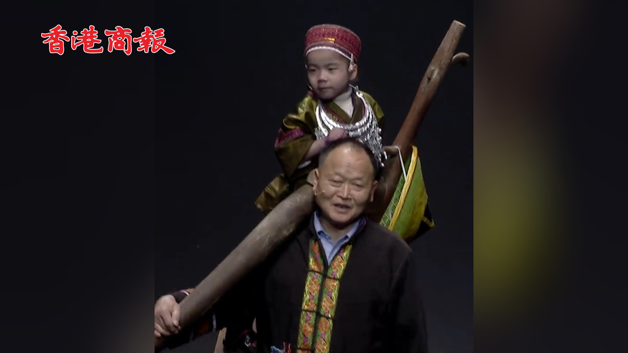 有片丨傳承的力量！苗族爺爺用農(nóng)具扛著孫女走時(shí)裝周