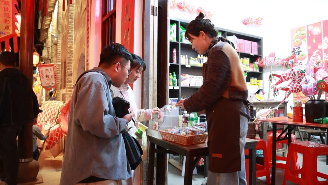 皖歙縣：春日夜遊賞魚(yú)燈 多元業(yè)態(tài)添活力