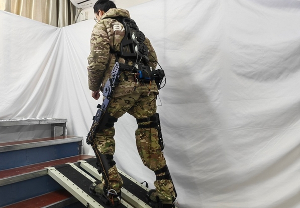 外骨骼打造「高科技遊客」 中國(guó)多景區(qū)興起智能科技熱