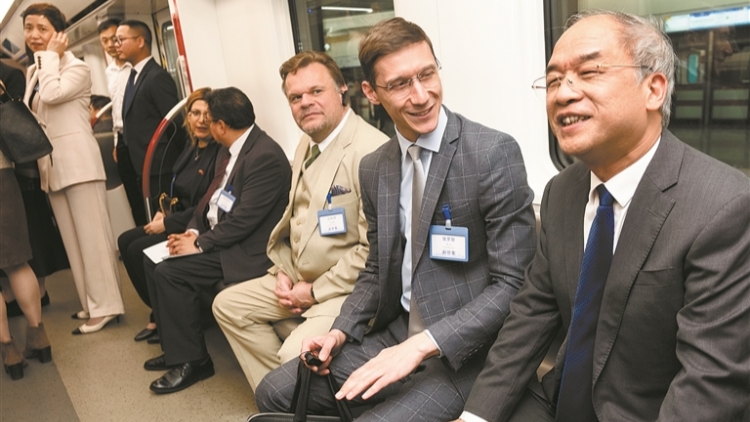 廣州市軌道交通產(chǎn)業(yè)推介會舉行 34國領(lǐng)事官員點讚廣州地鐵