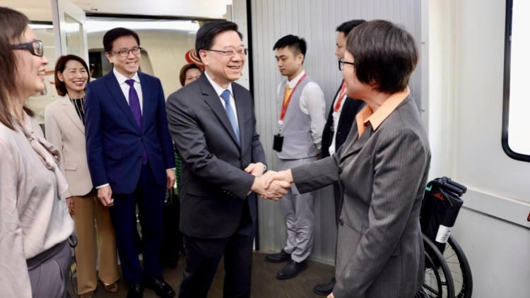 李家超抵達海南海口準備出席博鰲論壇 將致辭分享香港發(fā)展機遇