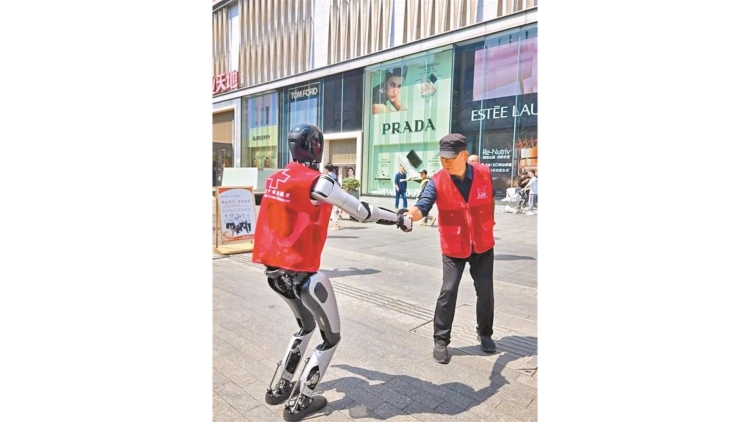 深圳獻(xiàn)血站來了個(gè)賽博紅馬甲