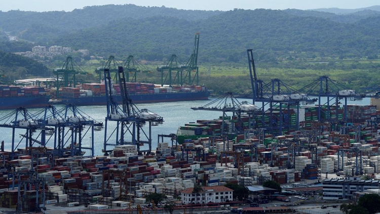 《南華早報(bào)》：長和疑請(qǐng)「槍」辯護(hù) 稱出售港口乃商業(yè)決定