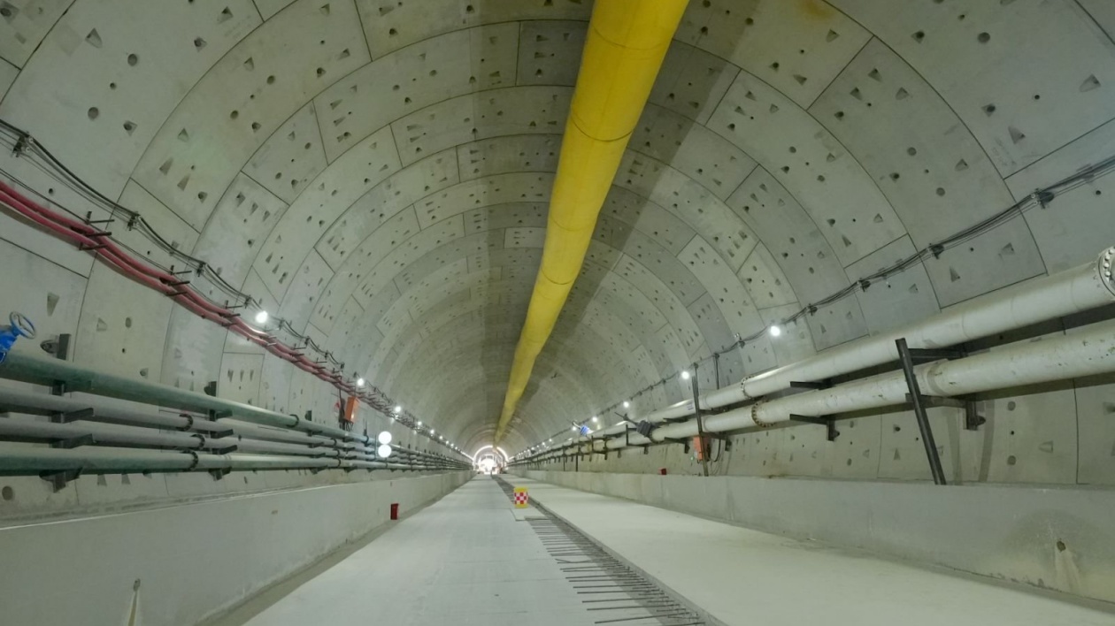 世界首座設(shè)計(jì)時(shí)速350公里的單洞雙線高速鐵路海底隧道——汕汕高鐵汕頭灣海底隧道貫通