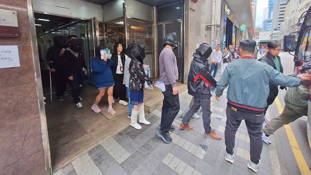 警方觀塘搗破釣魚機(jī)賭檔 拘捕10名男女