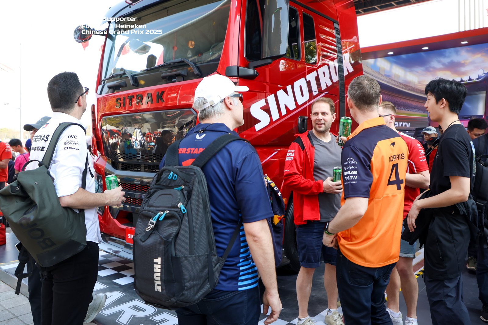 中國重汽F1賽事展區(qū)驚現(xiàn)「機械戰(zhàn)甲」！這輛卡車什麼來頭？