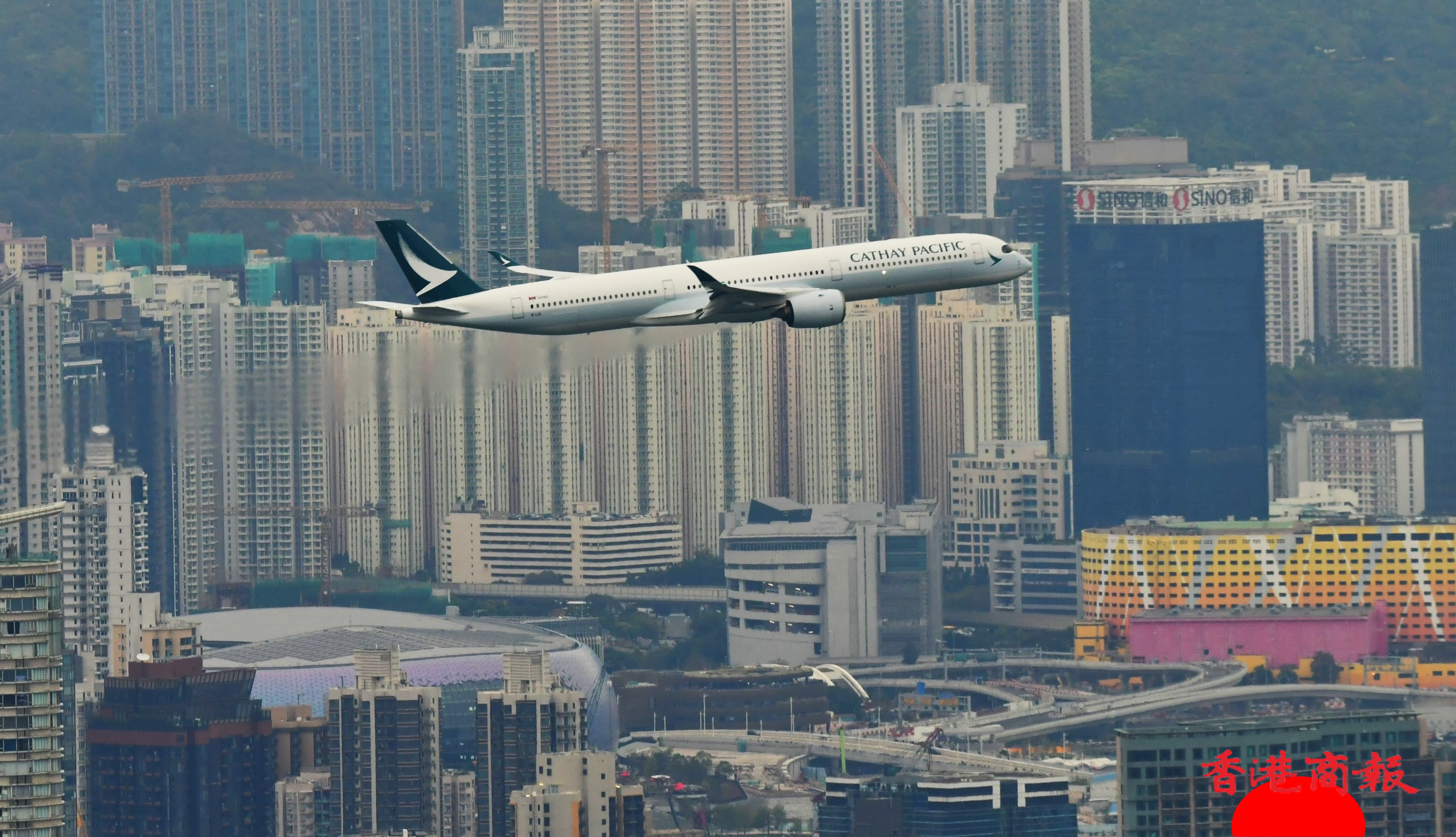 圖集 | 國(guó)泰航空CX8100航班在啟德體育園前掠過(guò) 重現(xiàn)昔日飛機(jī)穿越鬧市經(jīng)典場(chǎng)面