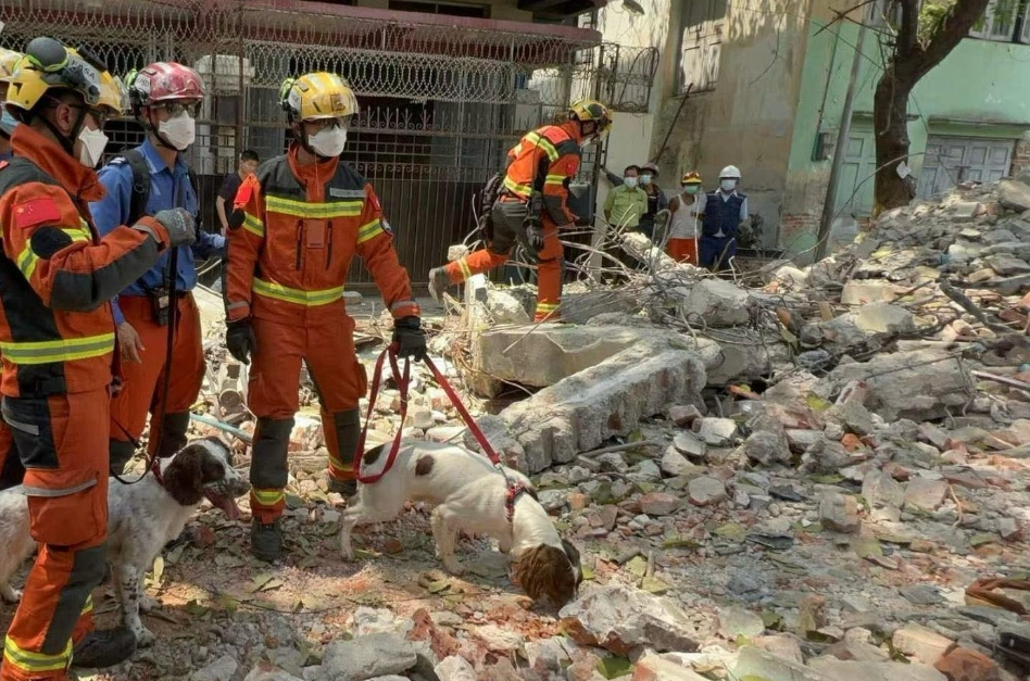 緬甸救援｜特區(qū)救援隊(duì)戴口罩防石綿沉著癥 透過無人機(jī)或居民資訊搜尋生還者