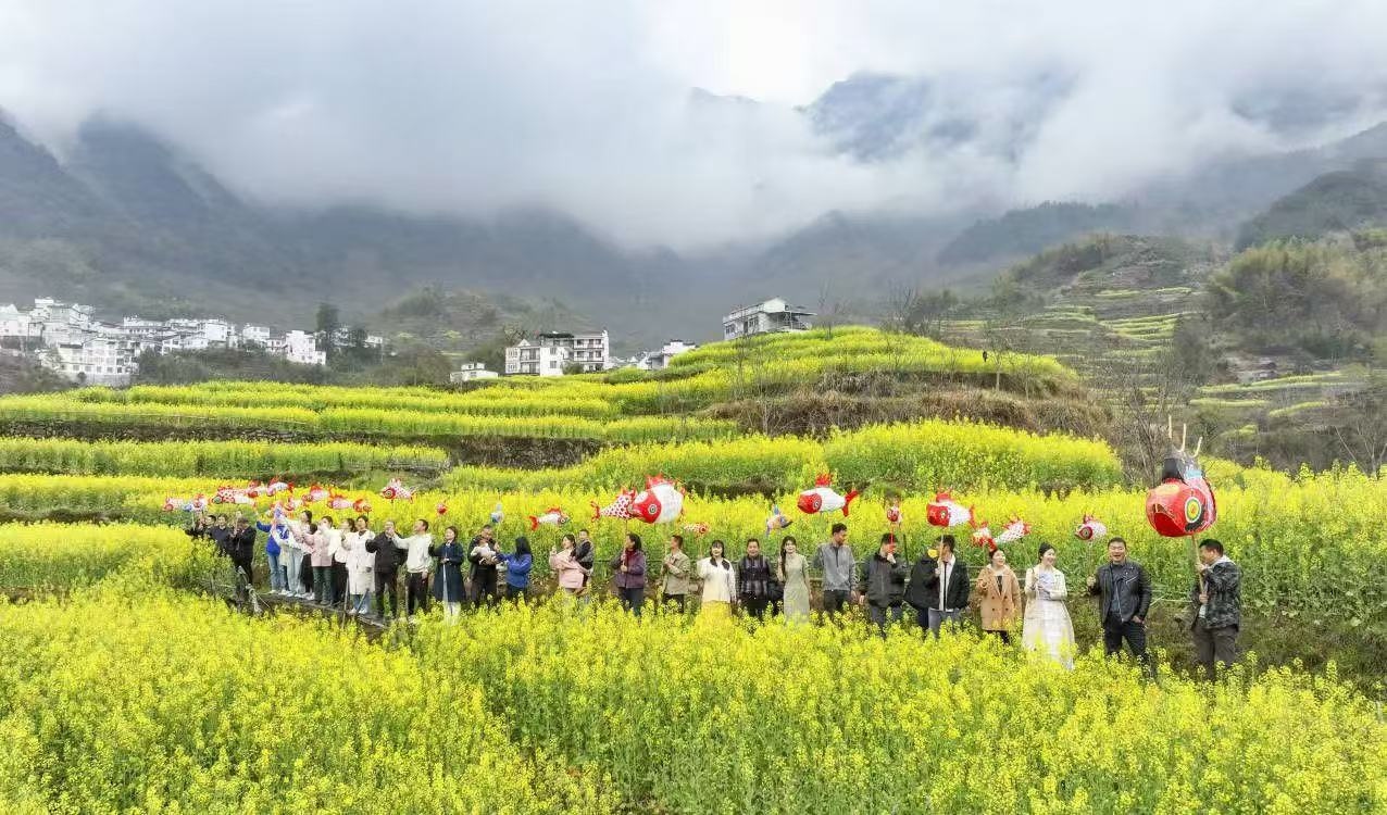 皖歙縣：非遺魚燈舞動(dòng)梯田花海