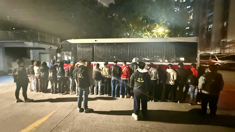 警方深水埗搗非法百家樂(lè)賭檔 拘捕35人