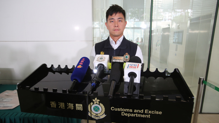 海關(guān)破公屋毒品分銷中心 拘3男子檢2.4萬元毒品