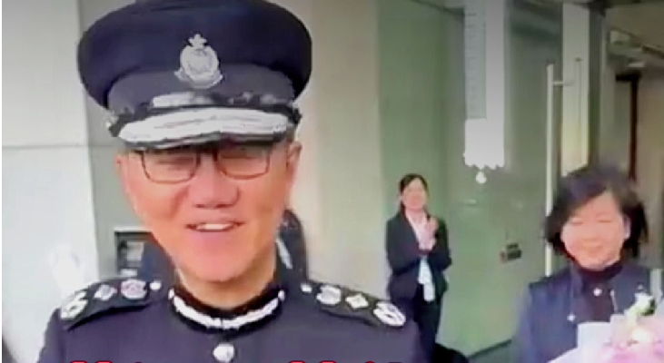 有片 | 蕭澤頤榮休  太太陪同離開警總 同袍列隊相送