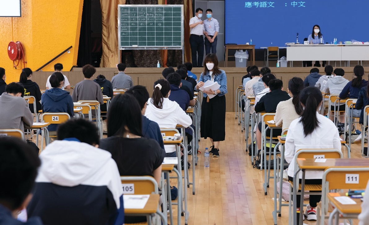 中學(xué)文憑試中文科開考 有考生稱較擔(dān)心卷一表現(xiàn)