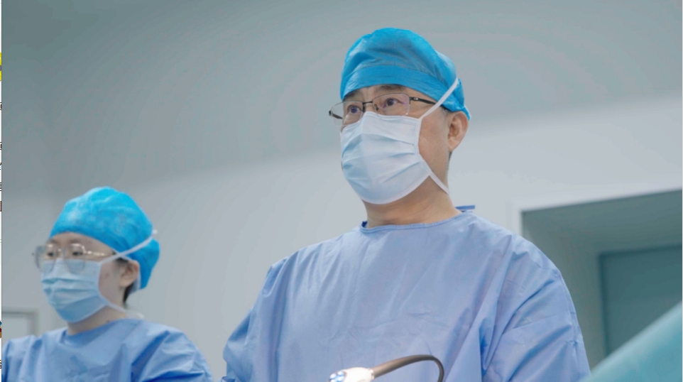 香港女士腰椎間盤突出夜不能寐 深圳醫(yī)生2個(gè)小切口消除疼痛