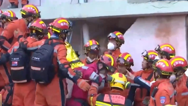 特區(qū)救援隊(duì)與國(guó)家救援隊(duì)救出一名被困逾120小時(shí)男子