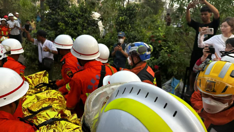 鄧炳強(qiáng)感謝國(guó)家及特區(qū)救援隊(duì)救出生還者 指既開(kāi)心感動(dòng)又驕傲