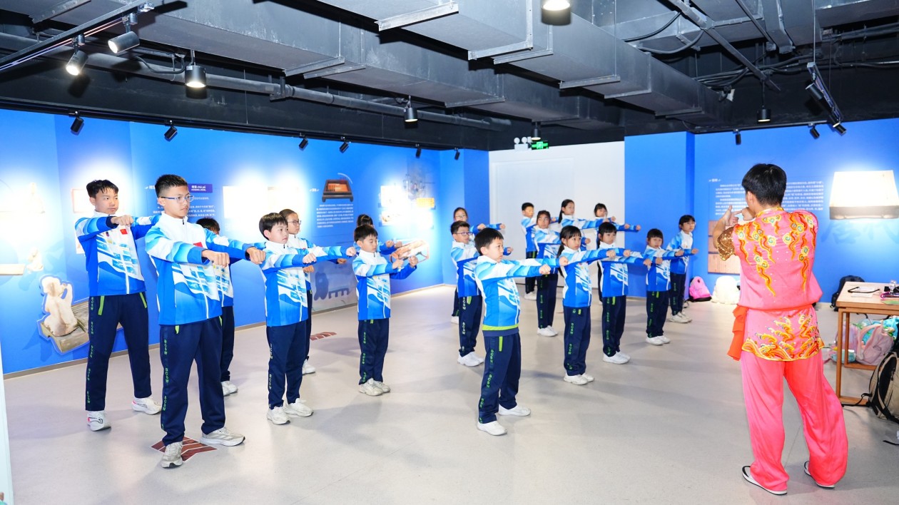 滬港學校義結金蘭 世乒冠軍面授球技