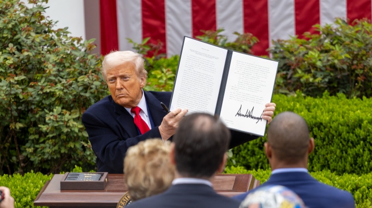 特朗普宣布國家緊急狀態(tài) 全面徵收關(guān)稅 美股期貨全線跳水