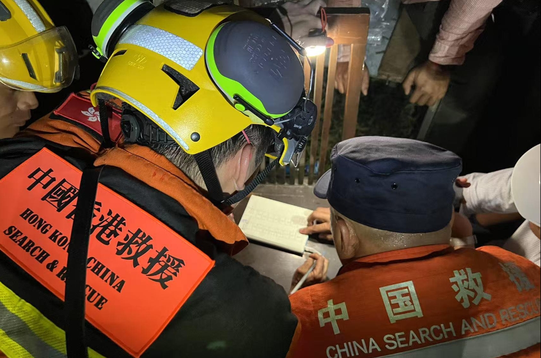 【有片】緬甸地震丨特區(qū)救援隊學救助緬甸語 希望加快救援