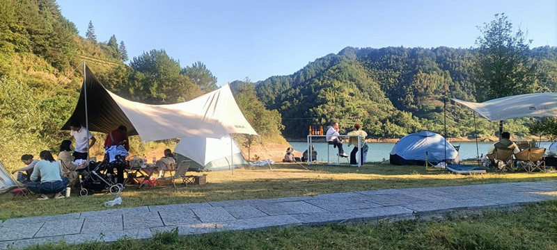 皖徽州區(qū)：山野小火車(chē)?yán)懘褐畼?lè)章