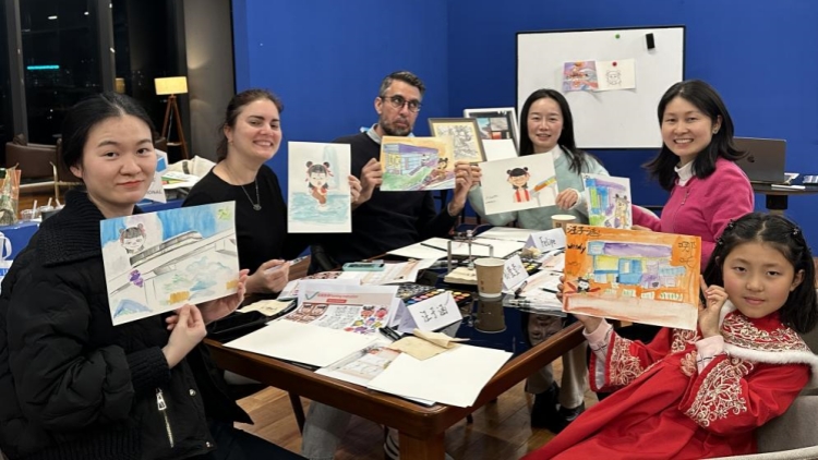 外國友人以哪吒為「媒」，在深圳坪山共度趣繪時(shí)光