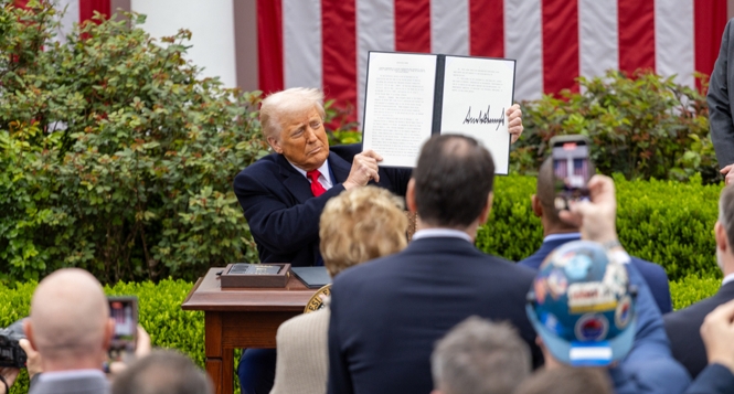 吳永嘉：特朗普又對(duì)小包裹落手 妨礙電商運(yùn)作