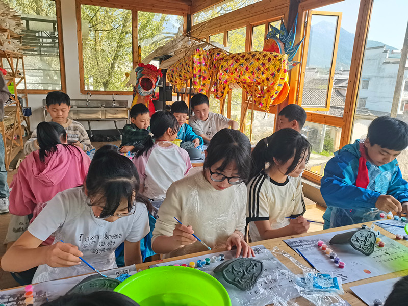非遺體驗(yàn)+古村探訪  皖黟縣宏村學(xué)校創(chuàng)新開(kāi)展春季研學(xué)