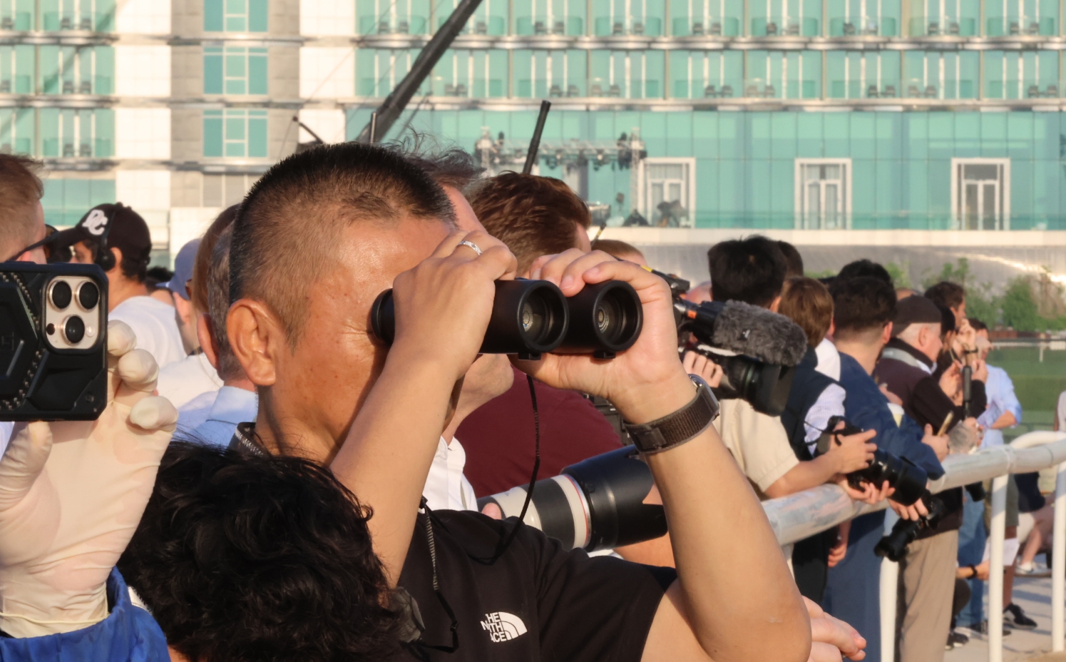 有片丨迪拜世界盃賽馬日直擊 成哥望遠(yuǎn)鏡睇實(shí) 浪漫勇士狀態(tài)續(xù)進(jìn)